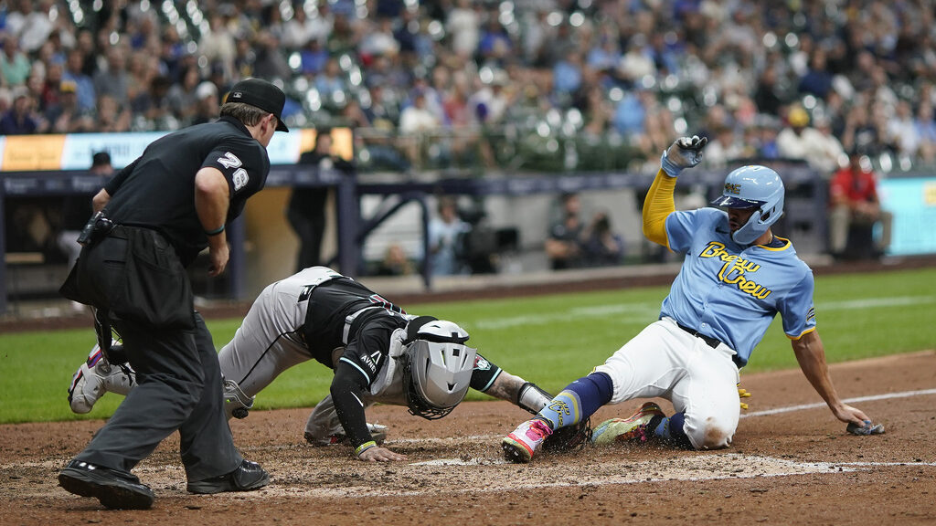 Diamondbacks blow 8-run lead vs. Brewers to let sweep slip away