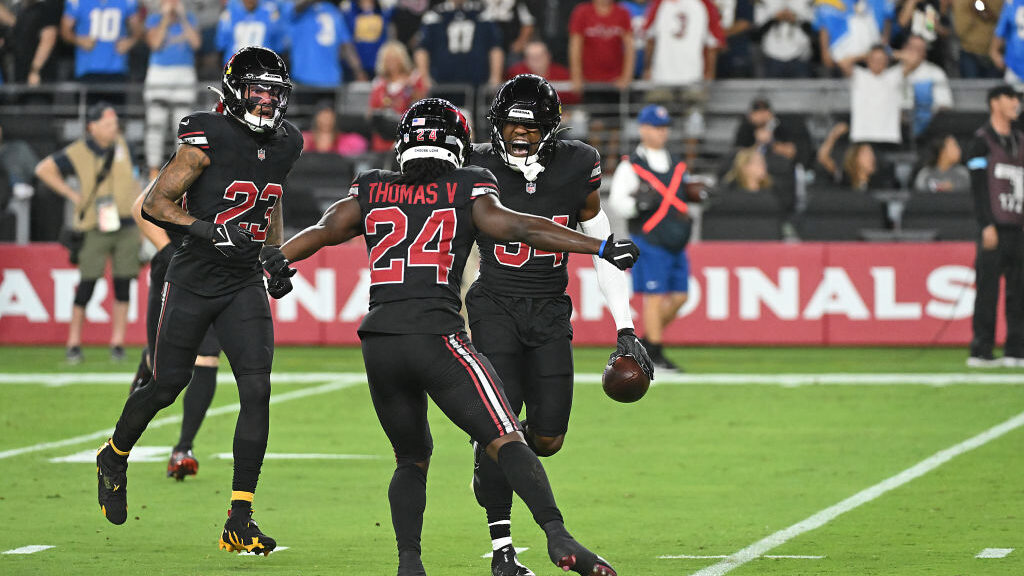 Cardinals' defense doesn't break in win over Chargers