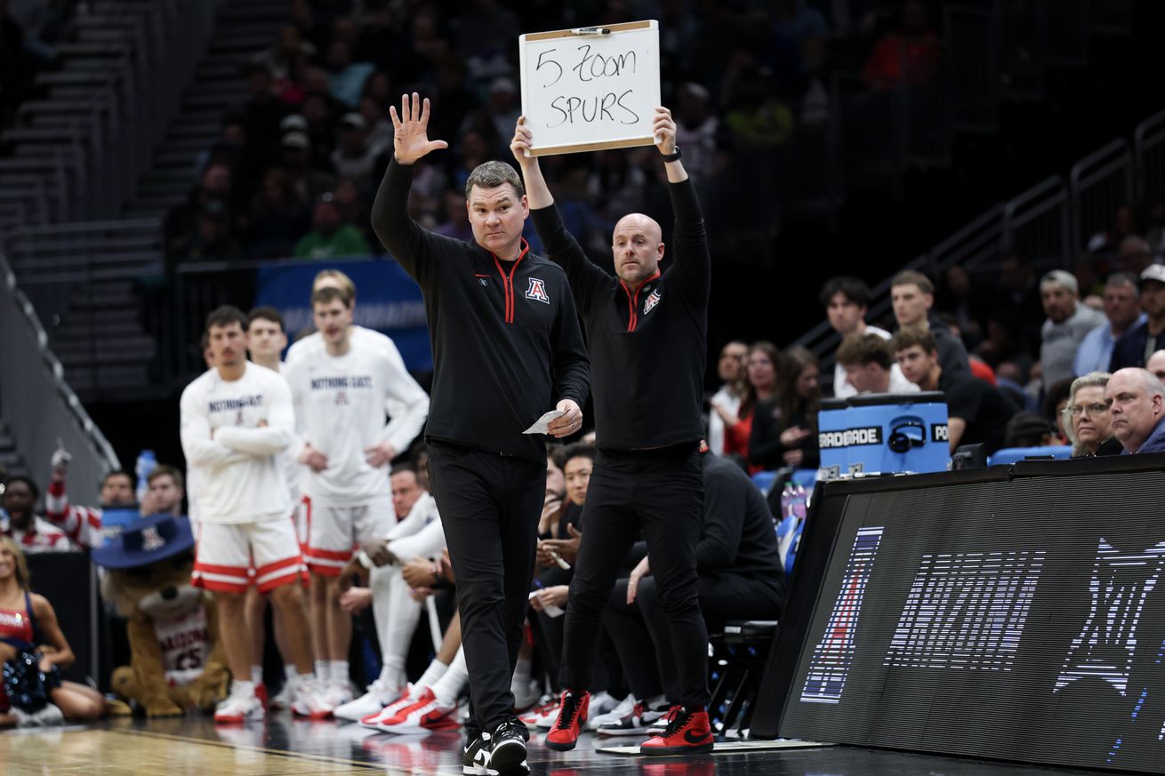 arizona-wildcats-mens-basketball-ncaa-tournament-akron-zips-tommy-lloyd-townsend-bryant-lewis-2025