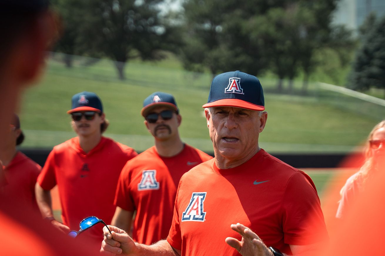 watch-arizona-wildcats-coastal-carolina-chanticleers-time-radio-online-stream-2025-tv-world-series